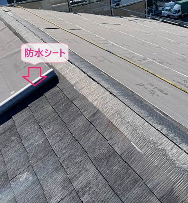 宝塚市の屋根リフォームで防水シートを貼っている様子